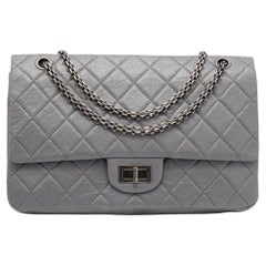 Chanel Graue gesteppte Reissue 2.55 klassische 227 Klappentasche aus gealtertem Leder