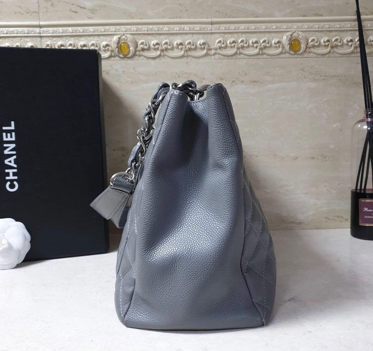 Chanel Grau Gesteppte Kaviar Leder Grand Einkaufstasche im Zustand „Hervorragend“ in Krakow, PL