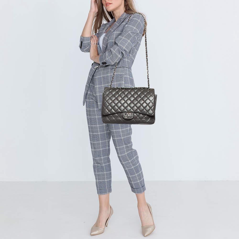 Lleva todo lo que necesites con estilo gracias a este Bolso Chanel Maxi Classic con Doble Solapa. Fabricado con los mejores materiales, es un accesorio que promete estilo y uso duraderos.