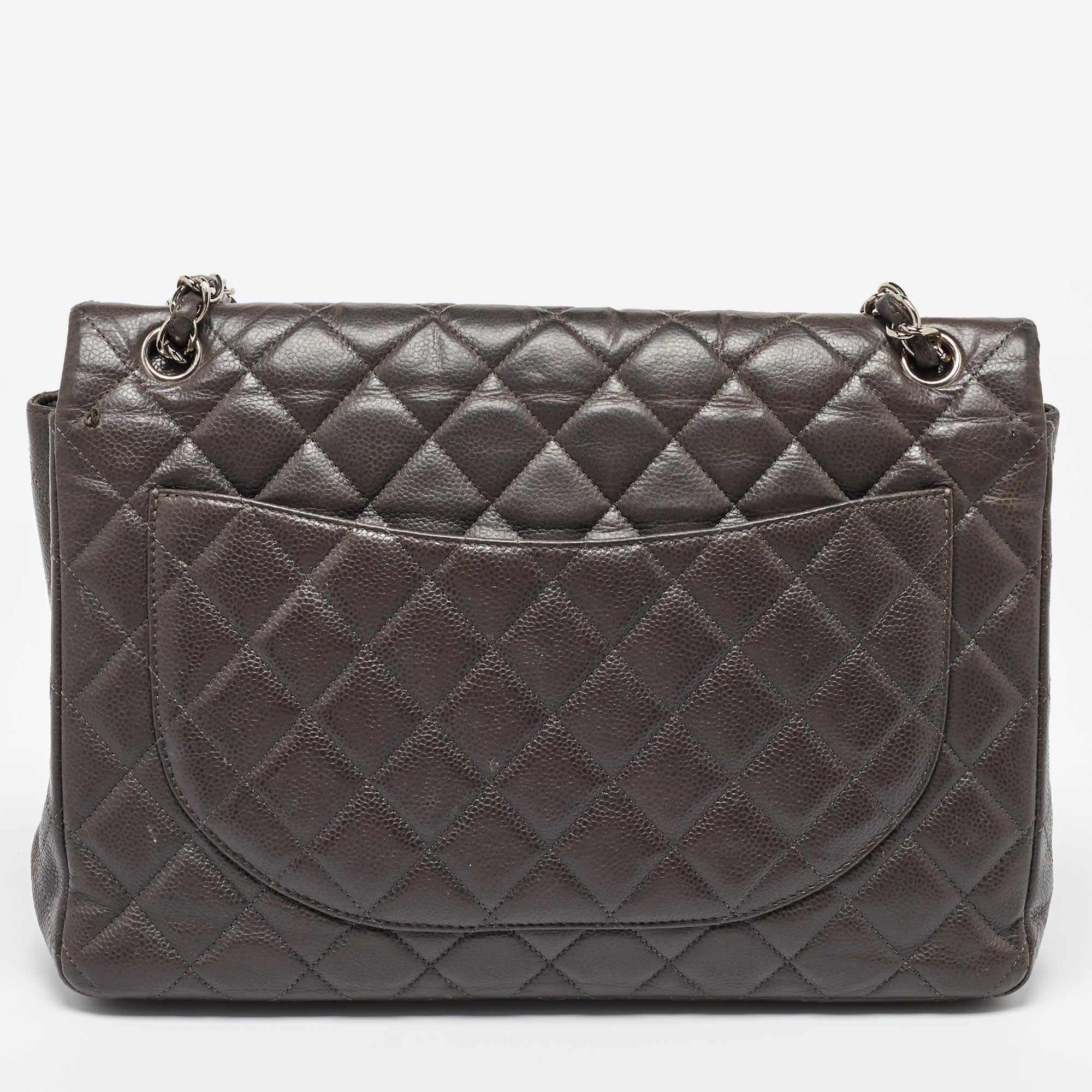 Bolso Chanel Gris Acolchado Caviar Piel Maxi Classic Doble Solapa en Bueno estado para la venta en Dubai, Al Qouz 2