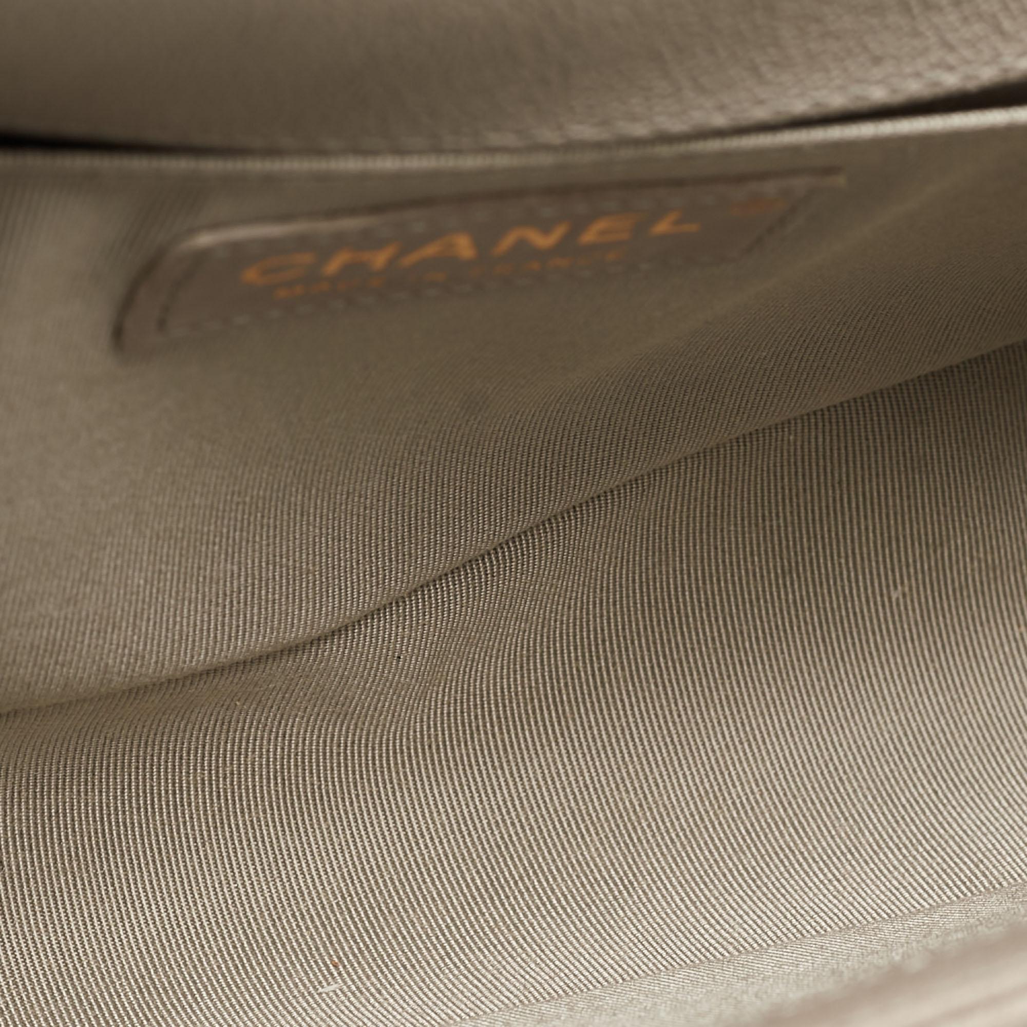 Chanel sac à rabat Boy moyen en cuir texturé gris matelassé en vente 7