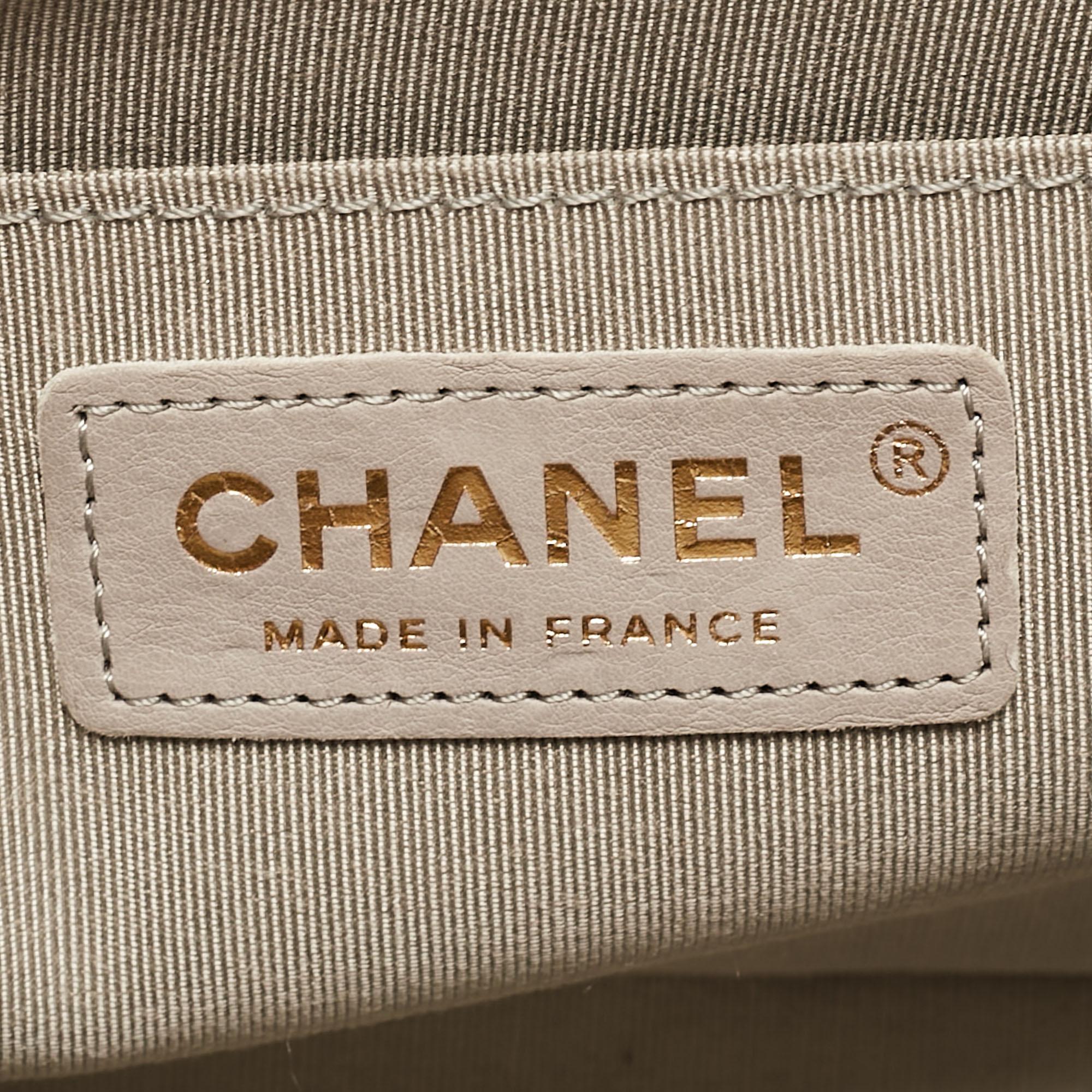 Chanel sac à rabat Boy moyen en cuir texturé gris matelassé en vente 8