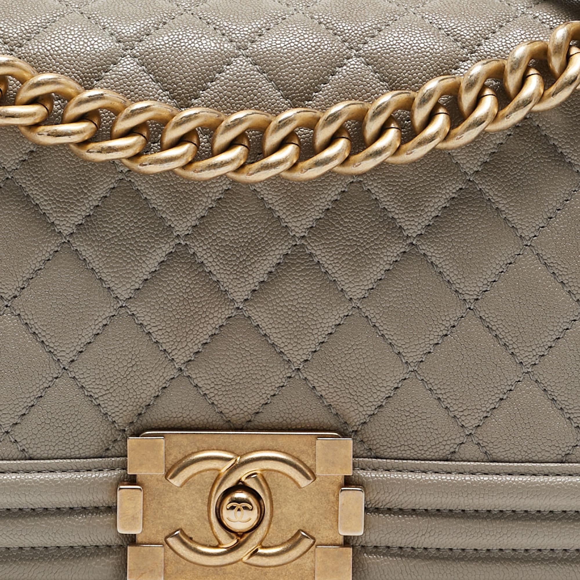 Chanel sac à rabat Boy moyen en cuir texturé gris matelassé en vente 9