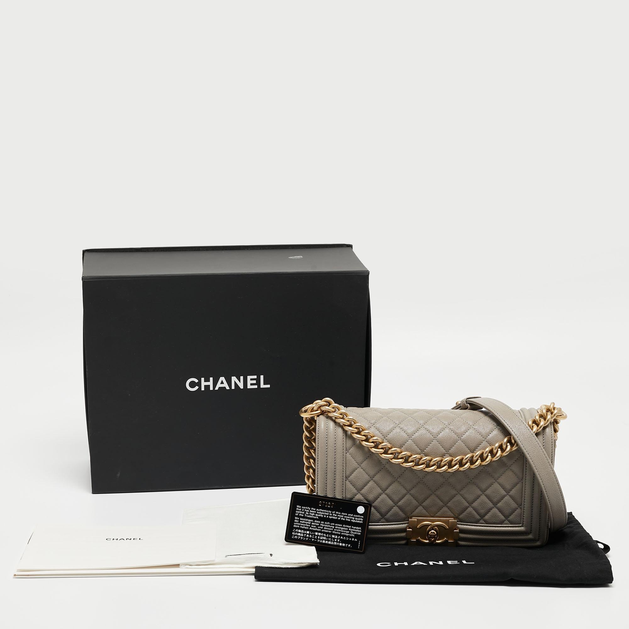 Chanel sac à rabat Boy moyen en cuir texturé gris matelassé en vente 12