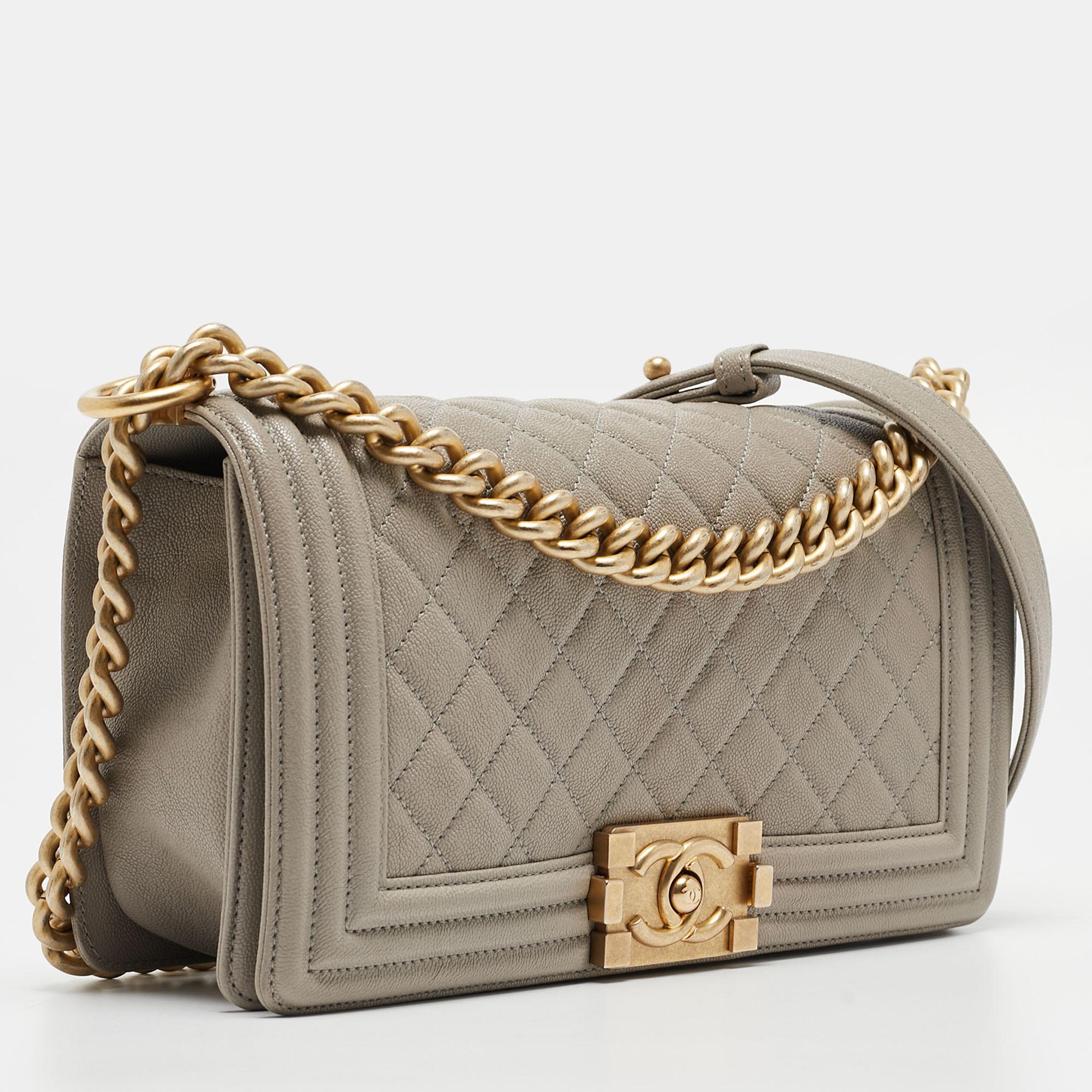 As one of Chanel's most loved bag styles, the Boy Flap is a great fashion investment. Its timeless appeal, coupled with the House's excellent artisanship, makes the bag valuable. This medium-sized Boy Flap bag for women is made of quilted leather