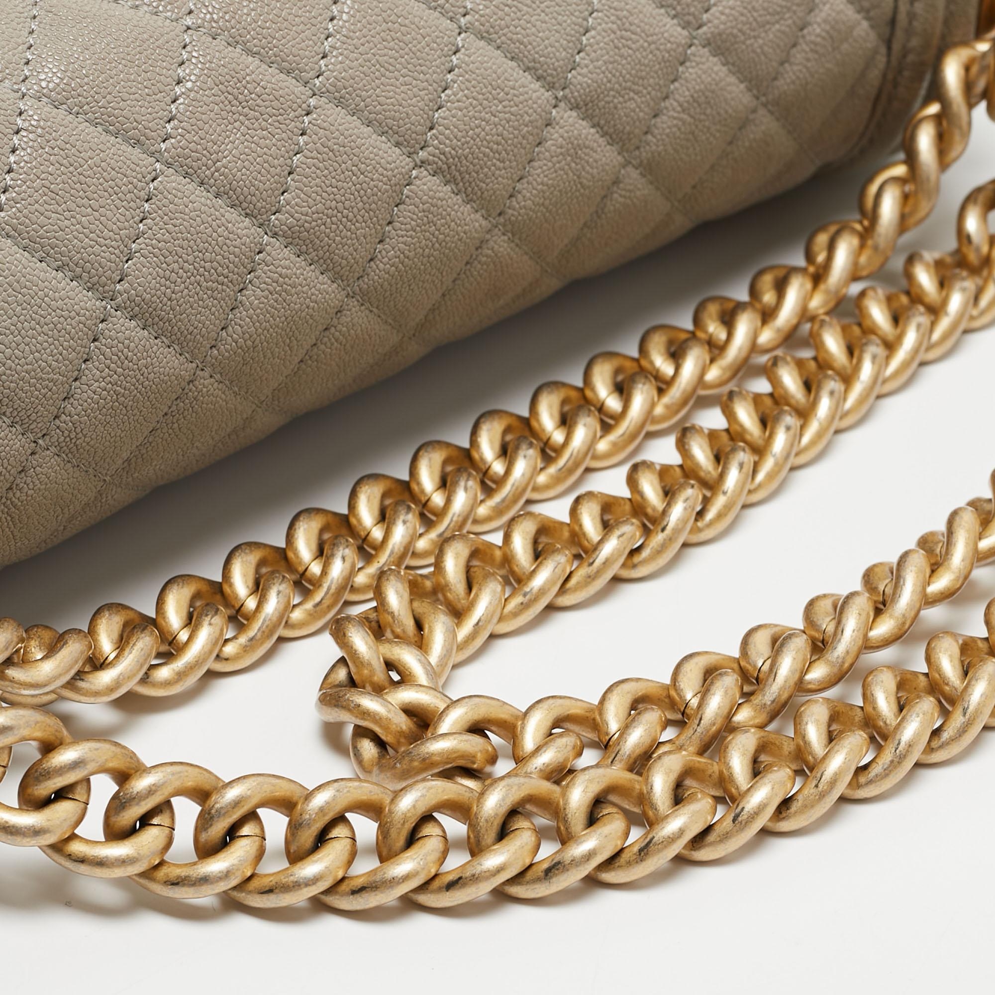Chanel sac à rabat Boy moyen en cuir texturé gris matelassé Pour femmes en vente
