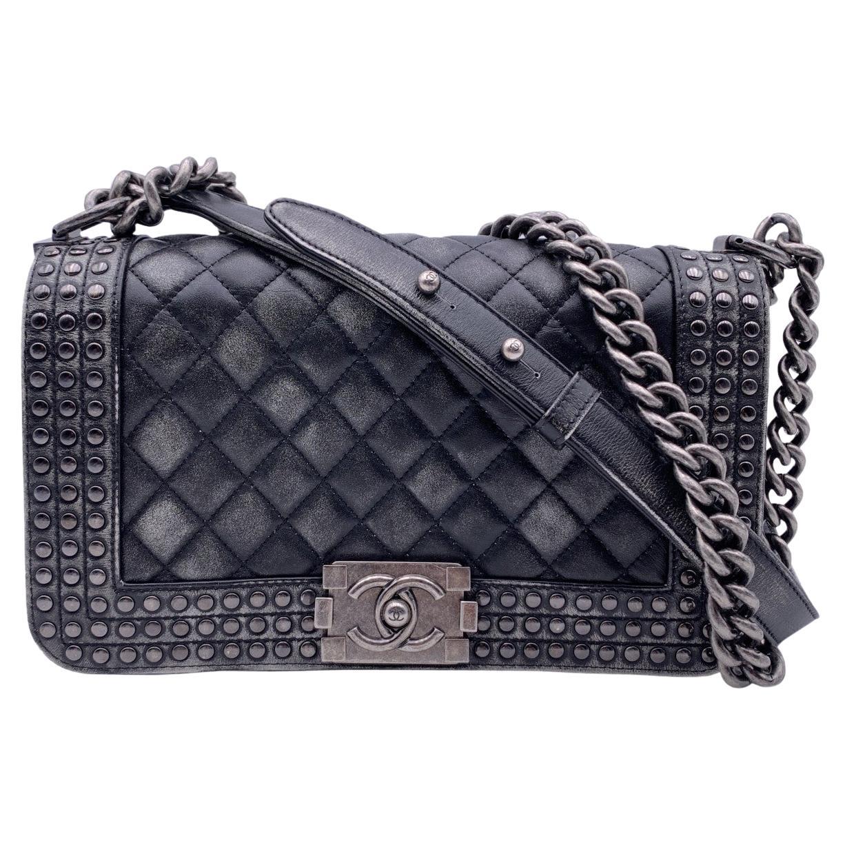Sac Chanel Paris-Dallas Boy matelassé en cuir vieilli gris clouté