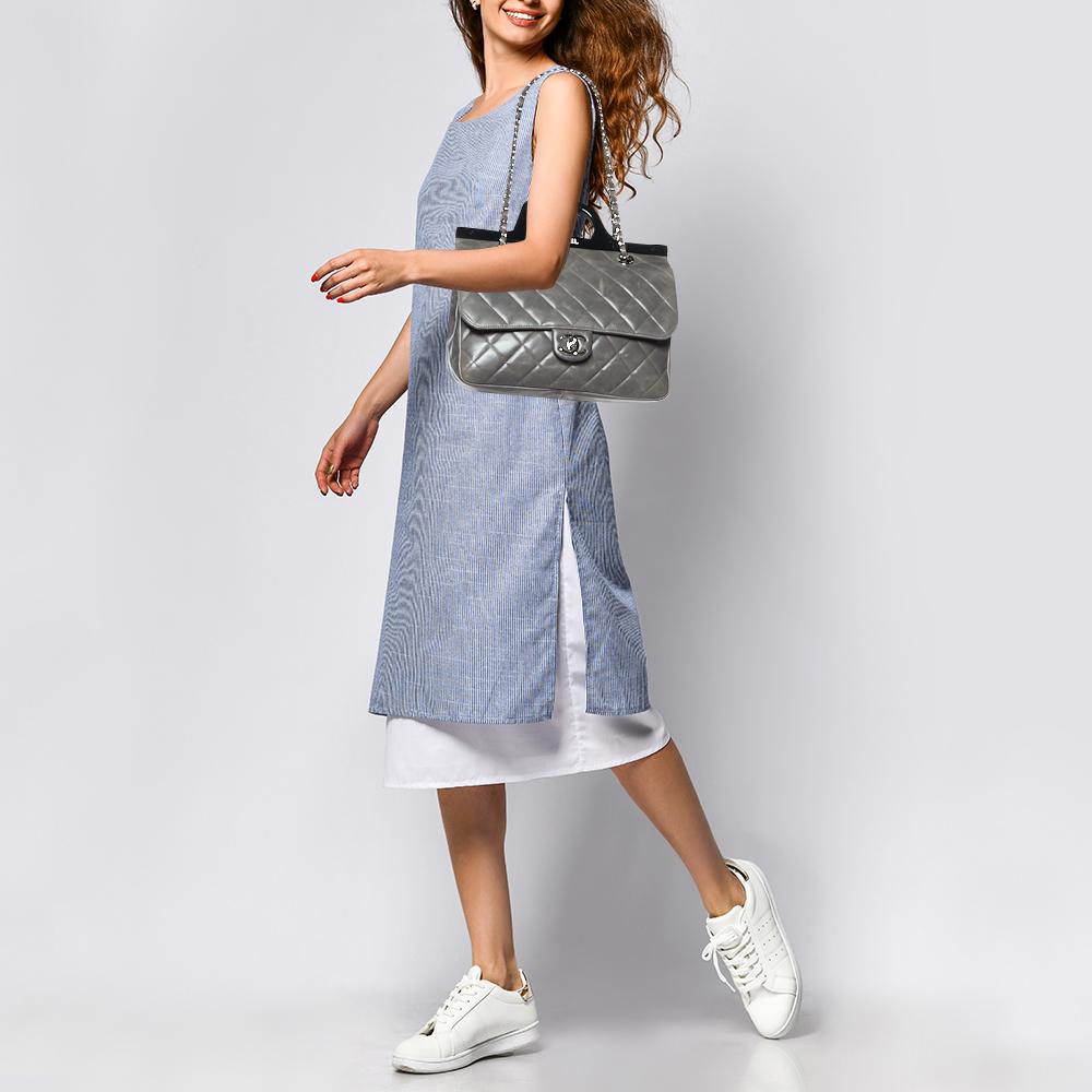 This 'CC Delivery' bag is from Chanel's Fall/Winter 2014 collection. Crafted in grey leather, the piece features a quilted exterior, a black frame with handle, and an interwoven leather-chain link. The signature silver-tone CC logo at the flap opens