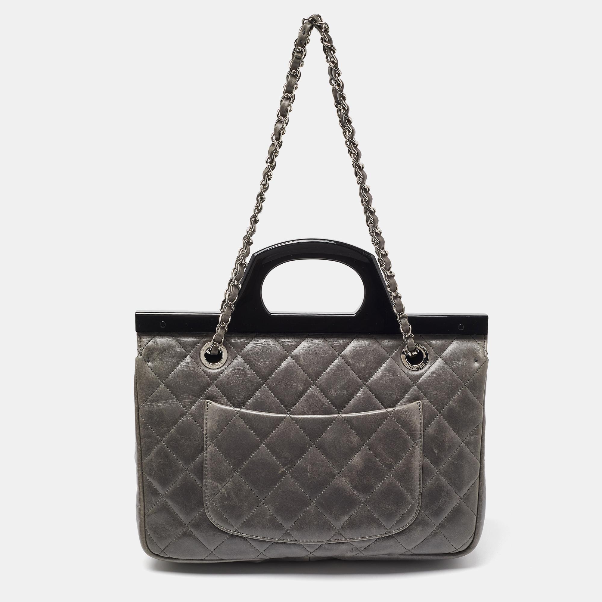 Chanel Grey Quilted Glazed Leather Small CC Delivery Bag In Excellent Condition For Sale In Dubai, Al Qouz 2