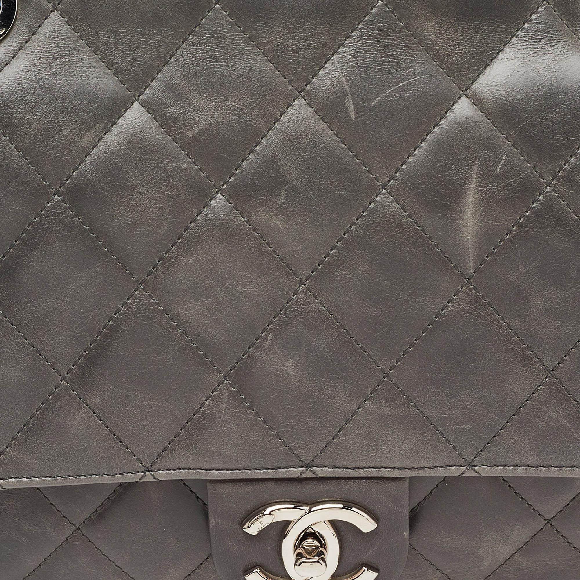 Women's Chanel Grey Quilted Glazed Leather Small CC Delivery Bag For Sale