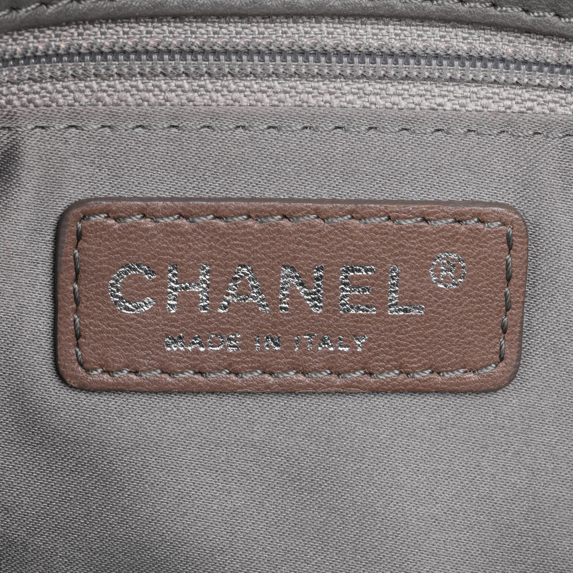 Chanel Borsa classica con patta singola in pelle d'agnello trapuntata grigia in vendita 5