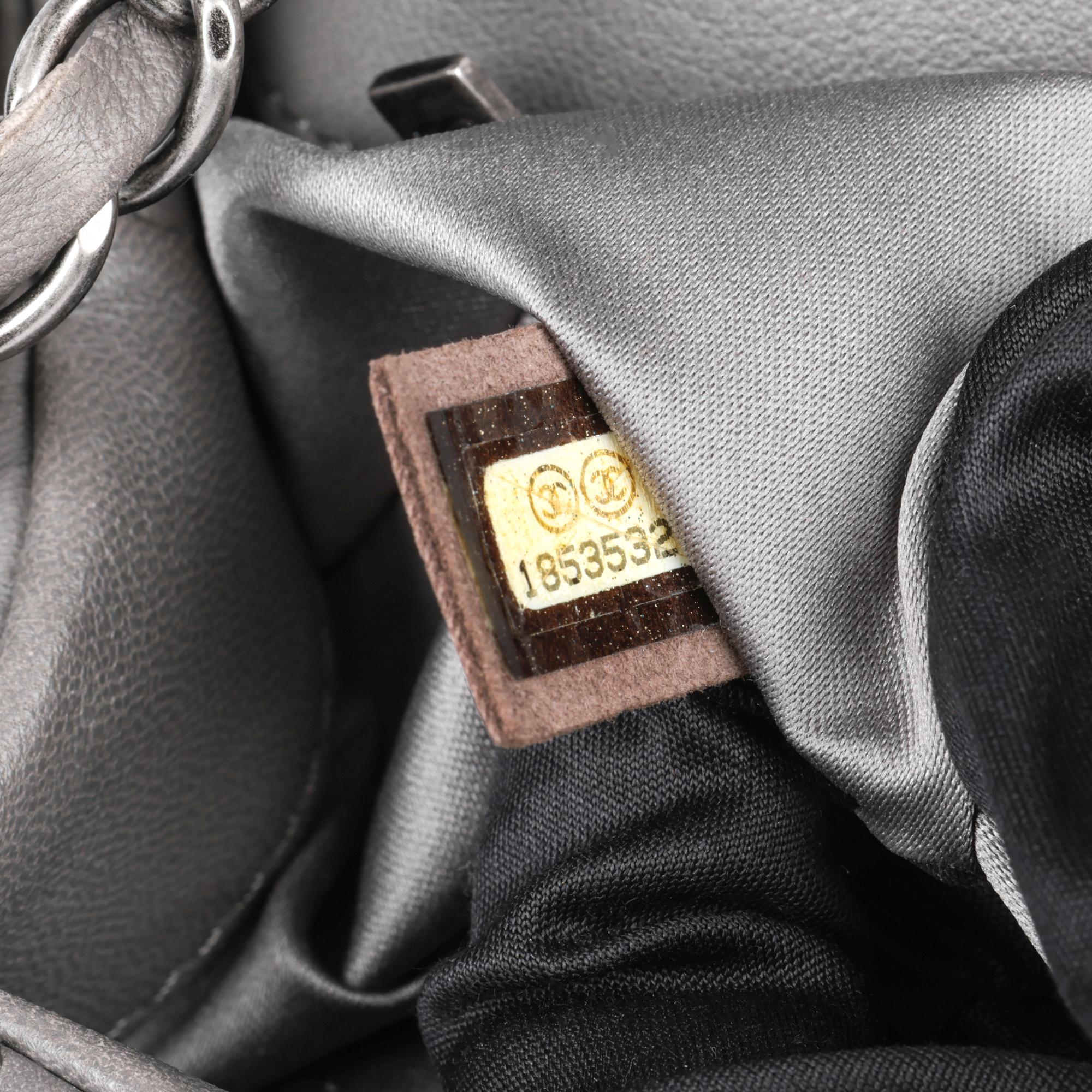 Chanel Borsa classica con patta singola in pelle d'agnello trapuntata grigia in vendita 6
