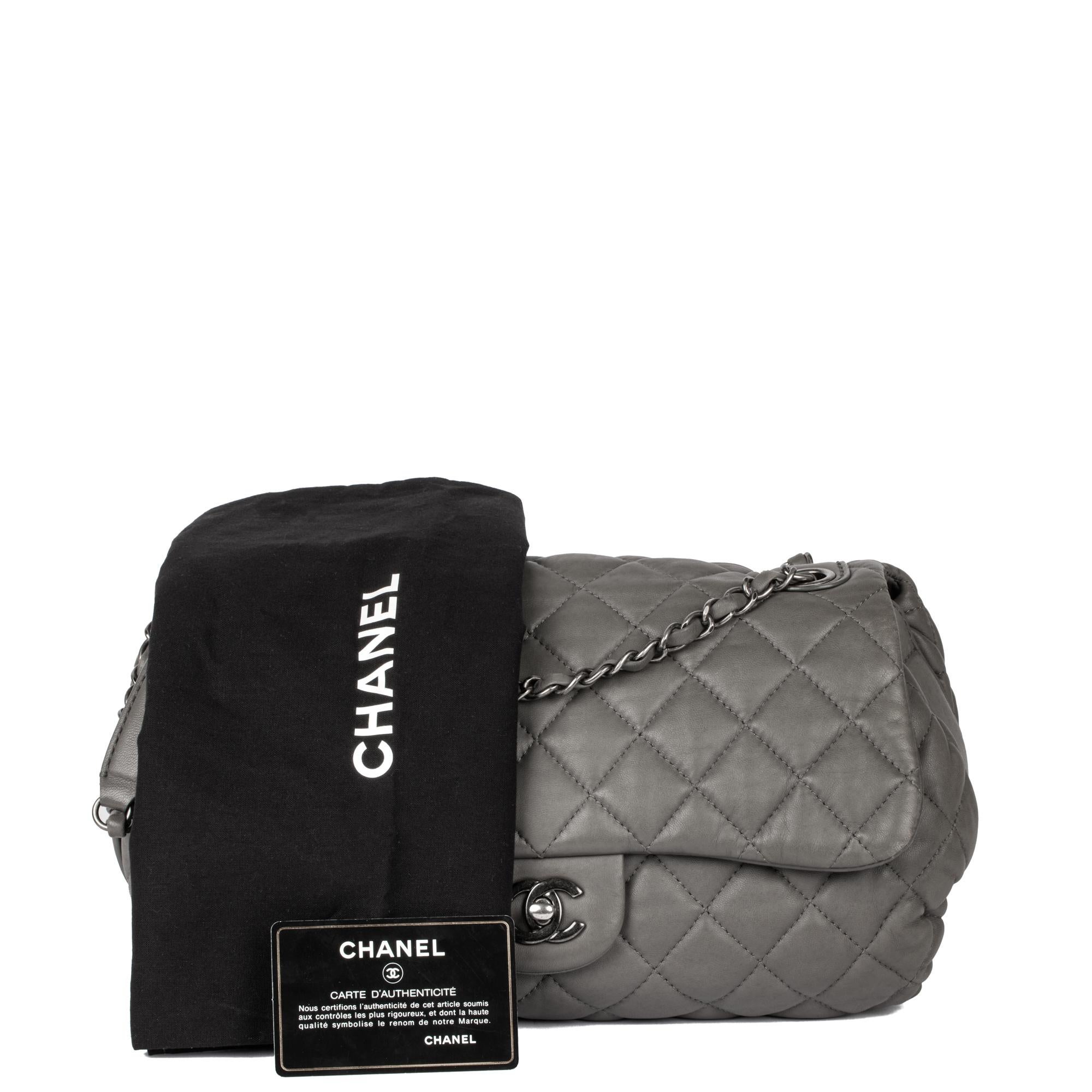 Chanel Borsa classica con patta singola in pelle d'agnello trapuntata grigia in vendita 7