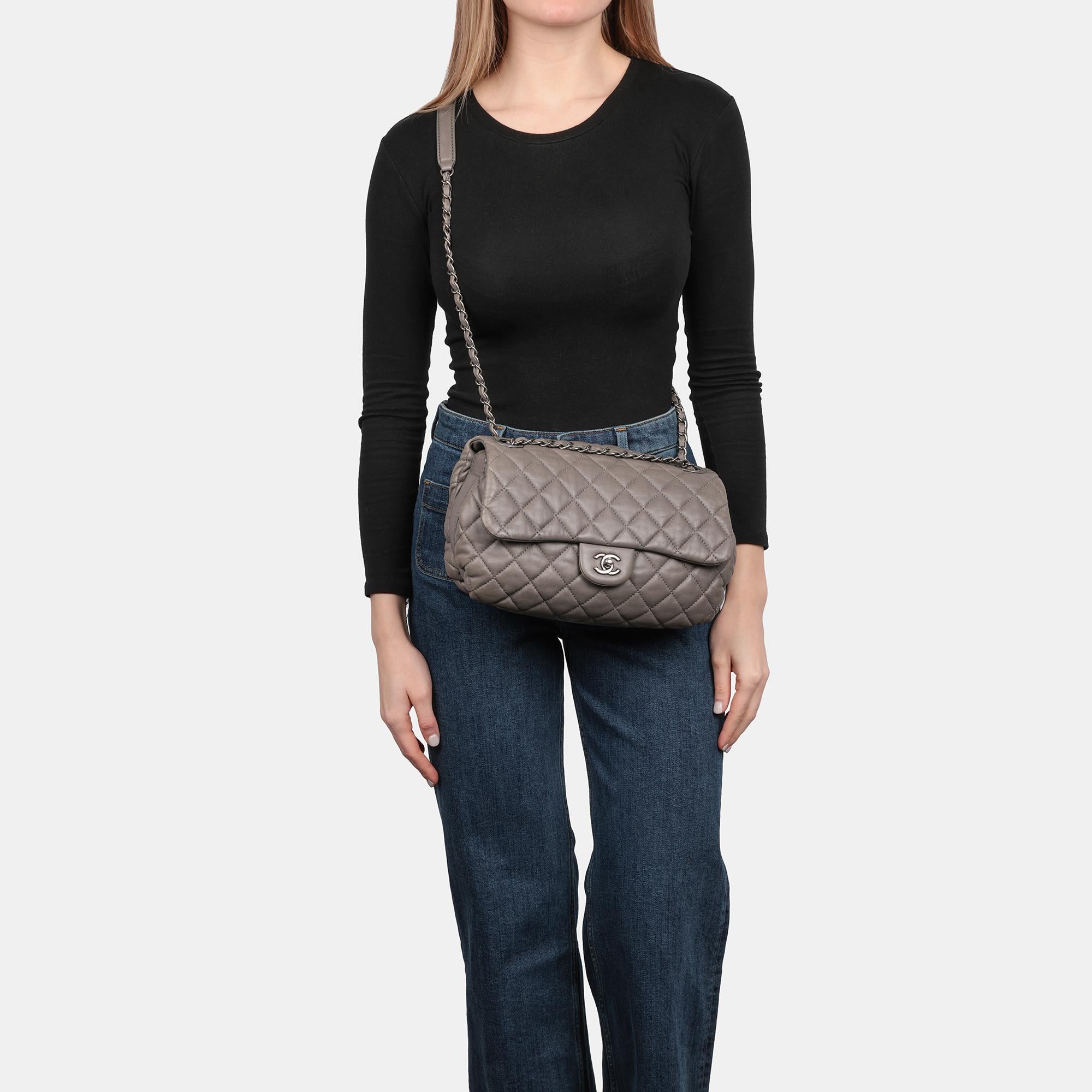 Chanel Borsa classica con patta singola in pelle d'agnello trapuntata grigia in vendita 8