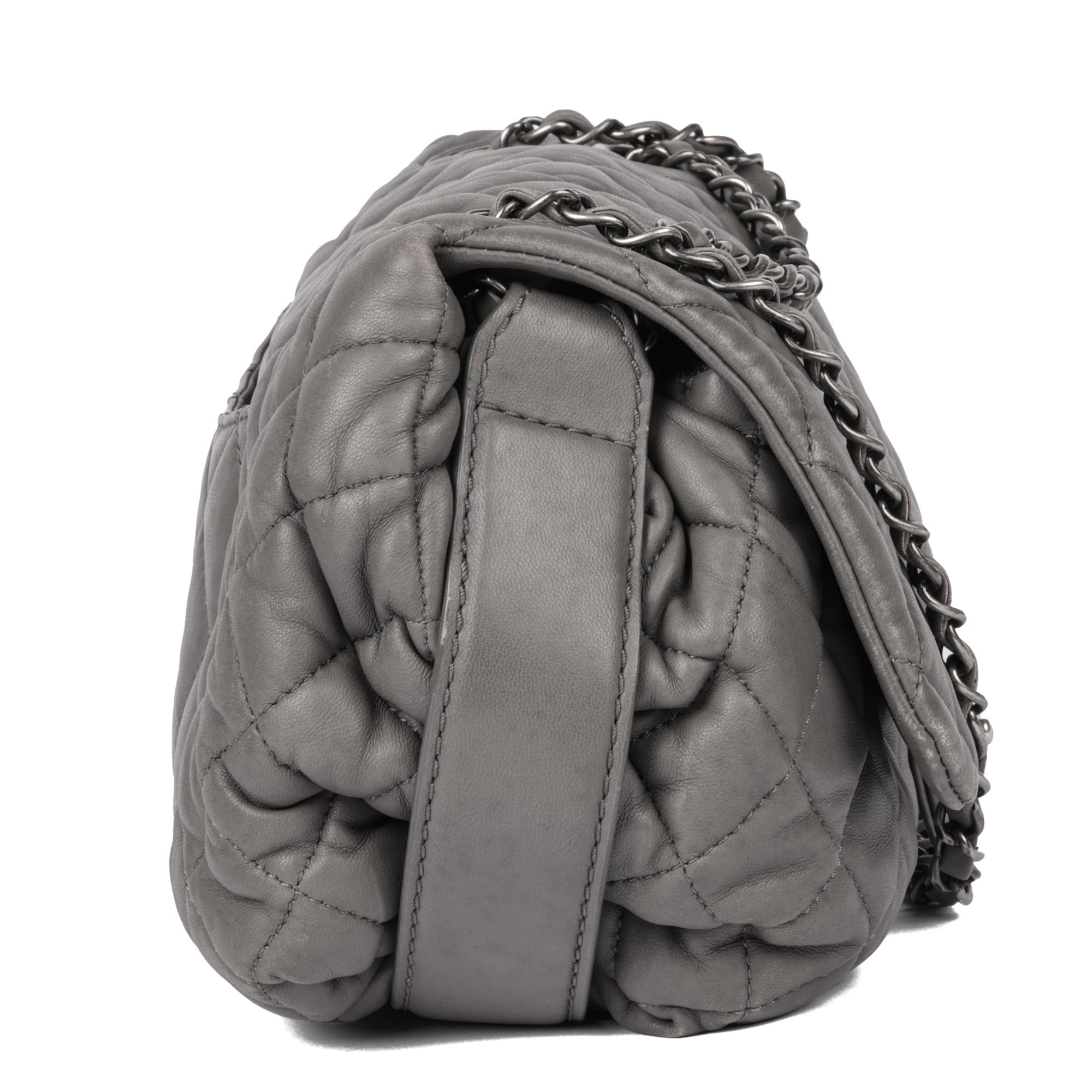 Grigio Chanel Borsa classica con patta singola in pelle d'agnello trapuntata grigia in vendita