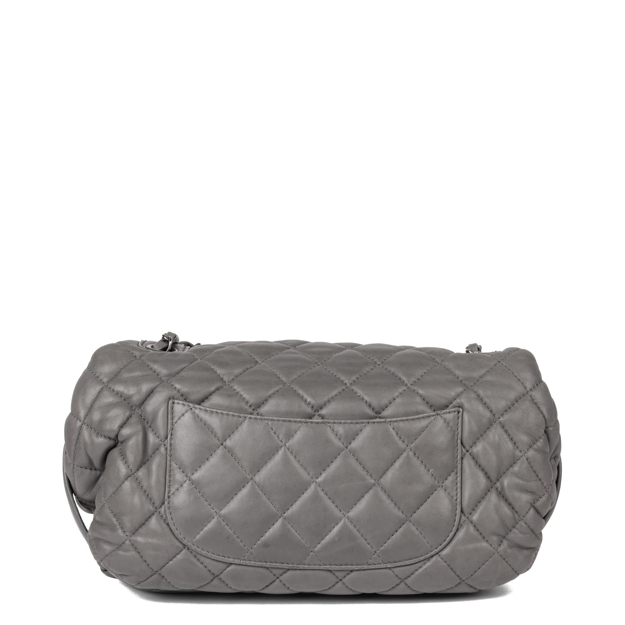Donna Chanel Borsa classica con patta singola in pelle d'agnello trapuntata grigia in vendita