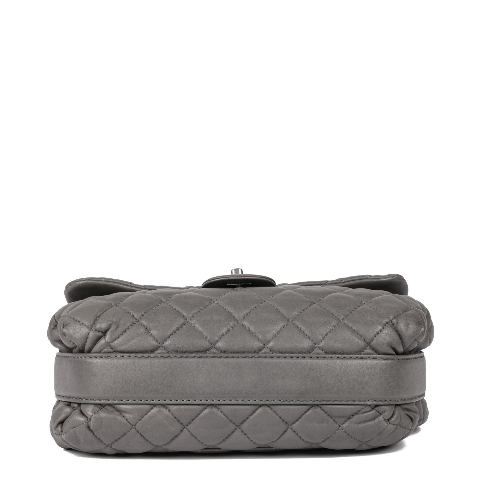 Chanel Borsa classica con patta singola in pelle d'agnello trapuntata grigia in vendita 1
