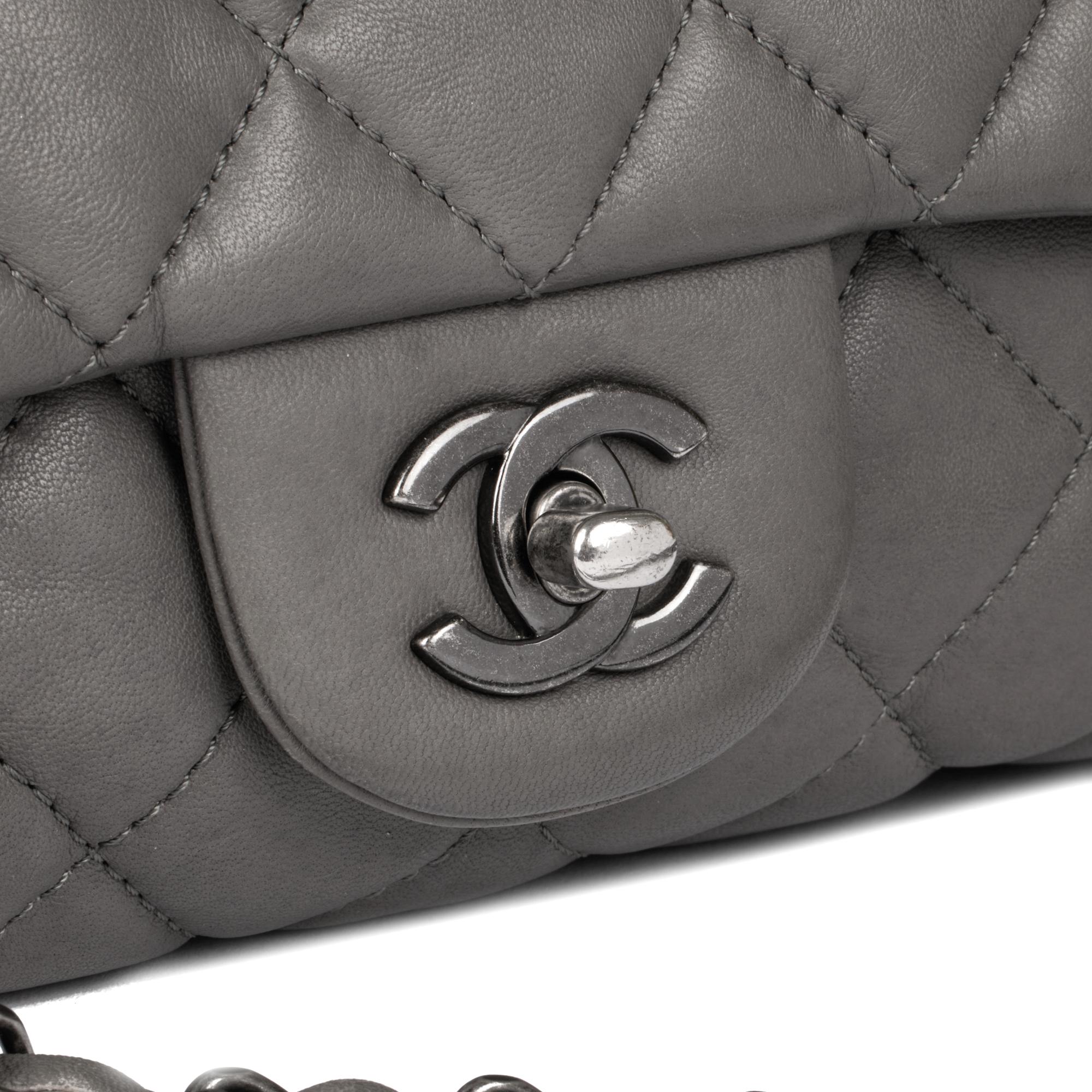 Chanel Borsa classica con patta singola in pelle d'agnello trapuntata grigia in vendita 2