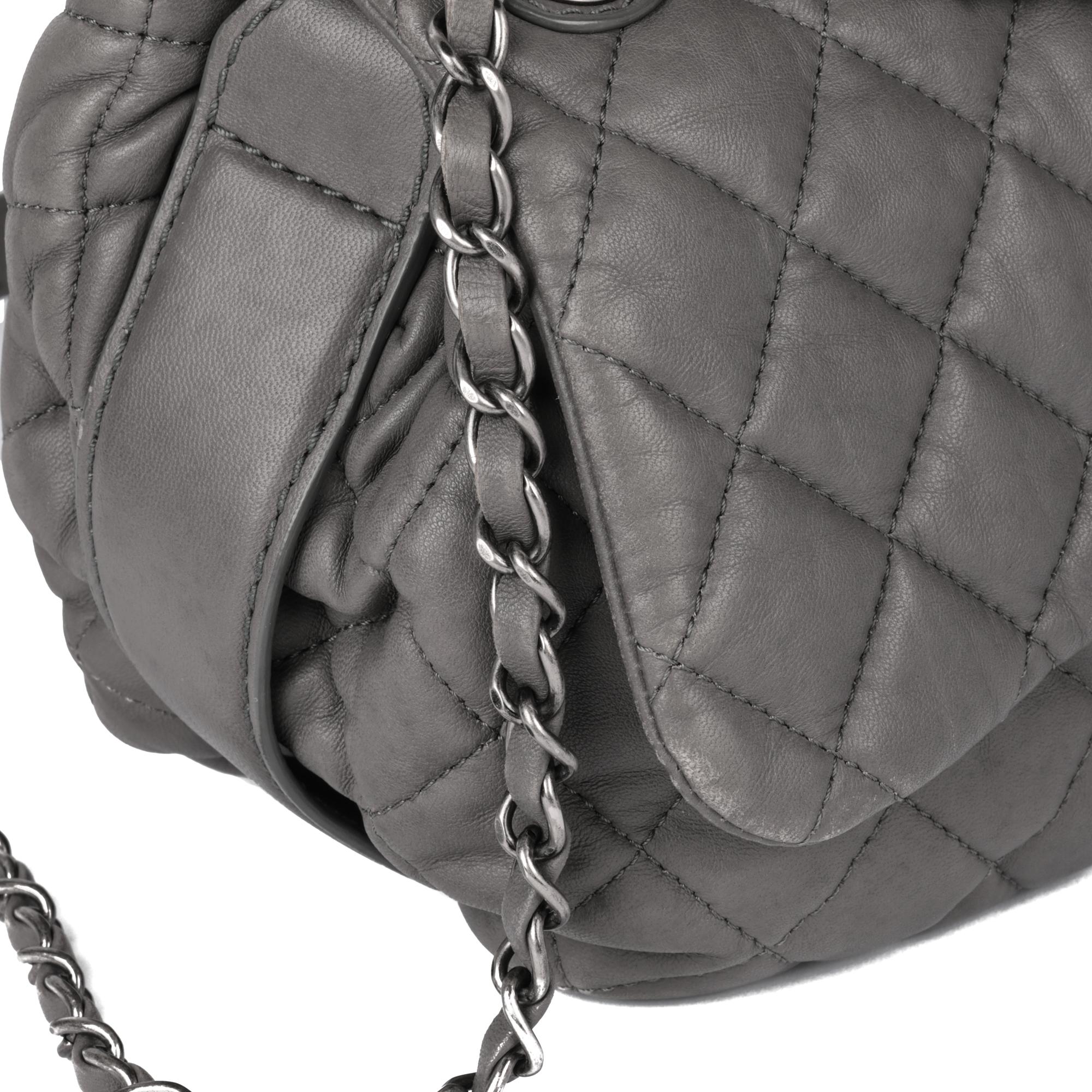 Chanel Borsa classica con patta singola in pelle d'agnello trapuntata grigia in vendita 3