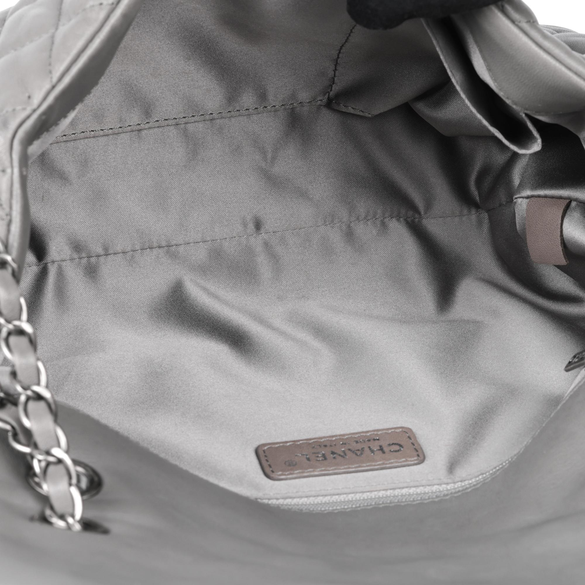 Chanel Borsa classica con patta singola in pelle d'agnello trapuntata grigia in vendita 4