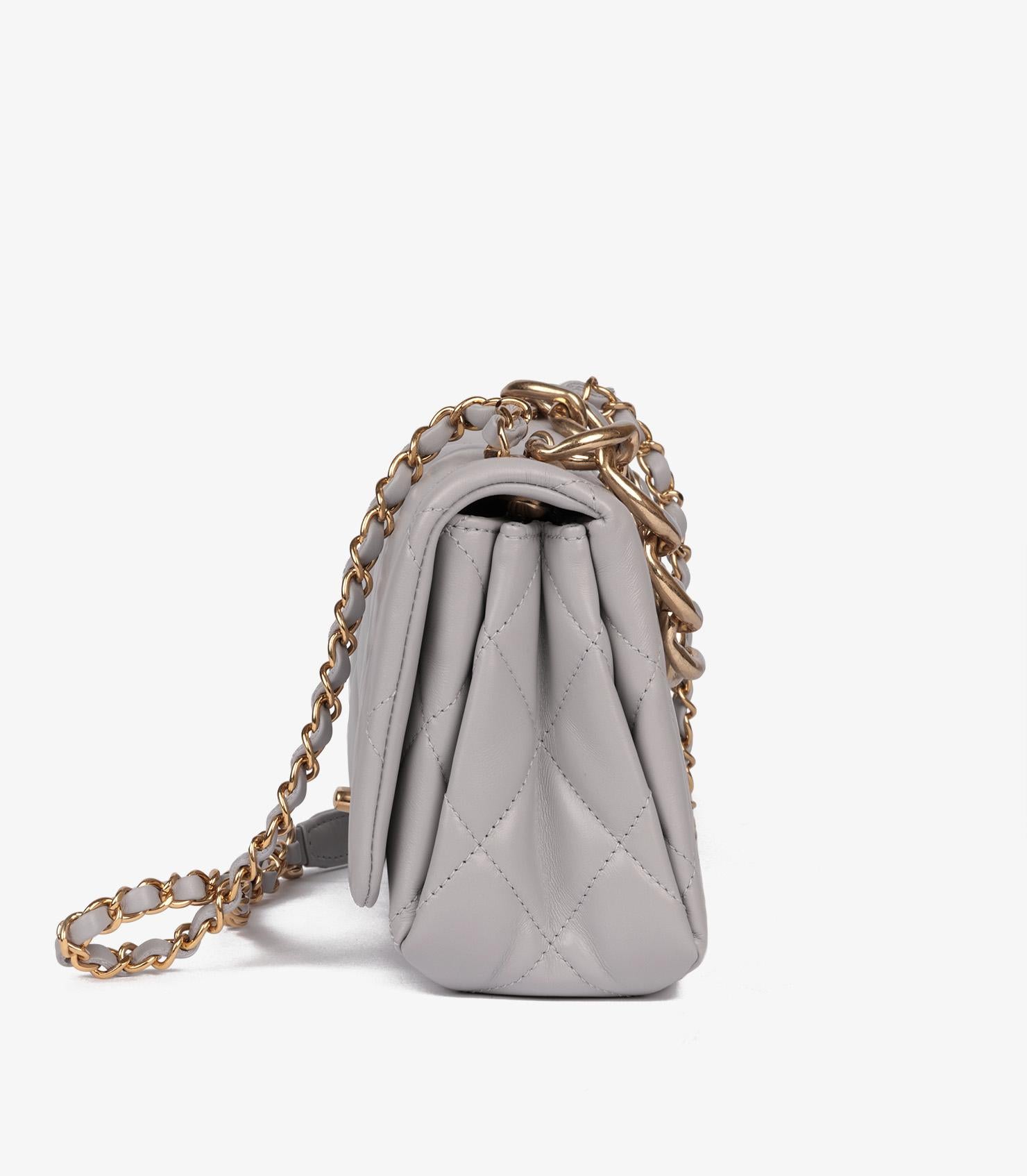 Chanel - Mini sac à rabat en cuir d'agneau matelassé - Gris Pour femmes en vente
