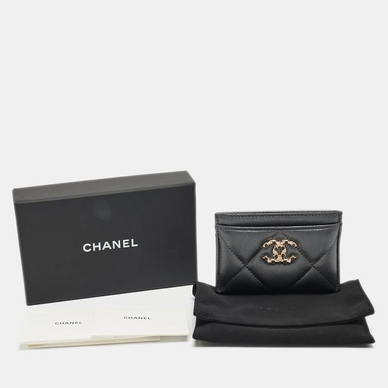 Chanel - Porte-cartes 19 en cuir gris matelassé en vente 7