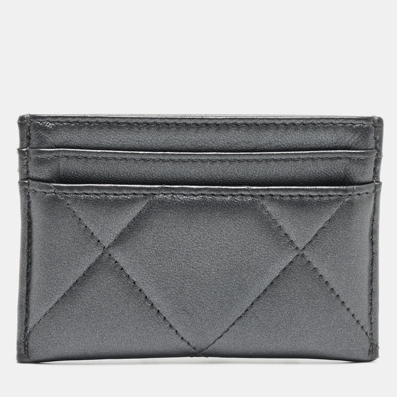 Le porte-cartes Chanel dégage une élégance intemporelle avec son luxueux cuir matelassé de couleur grise. Compact mais fonctionnel, il est doté de plusieurs fentes pour cartes, alliant harmonieusement style et praticité.

Comprend : Boîte d'origine,