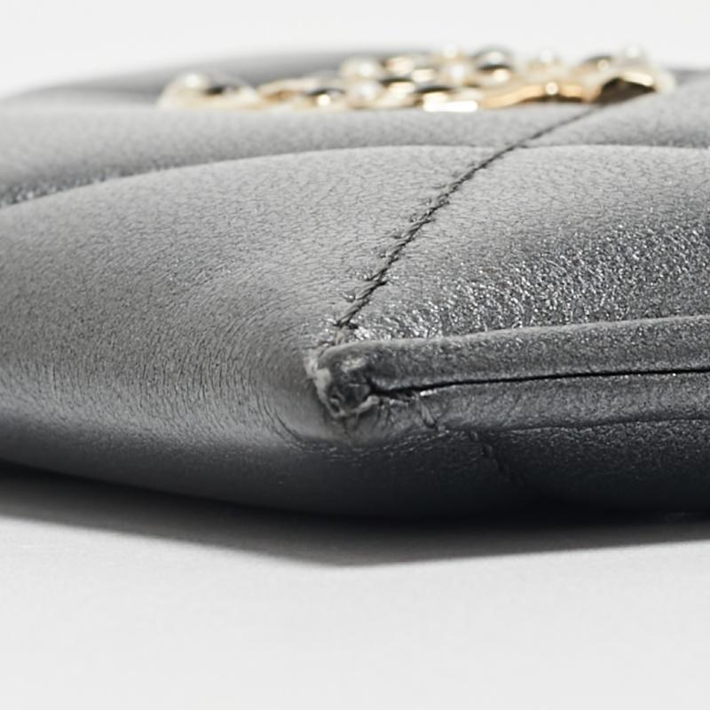 Chanel - Porte-cartes 19 en cuir gris matelassé Pour femmes en vente