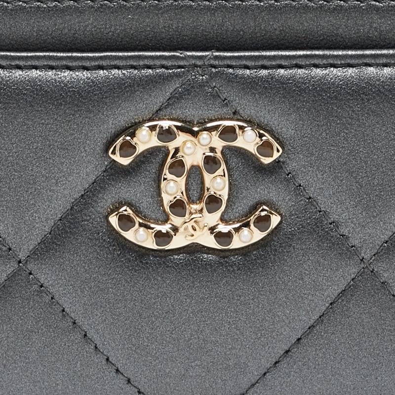 Chanel - Porte-cartes 19 en cuir gris matelassé en vente 1