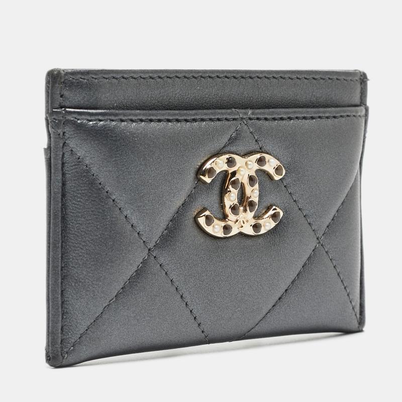 Chanel - Porte-cartes 19 en cuir gris matelassé en vente 5