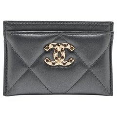 Chanel - Porte-cartes 19 en cuir gris matelassé