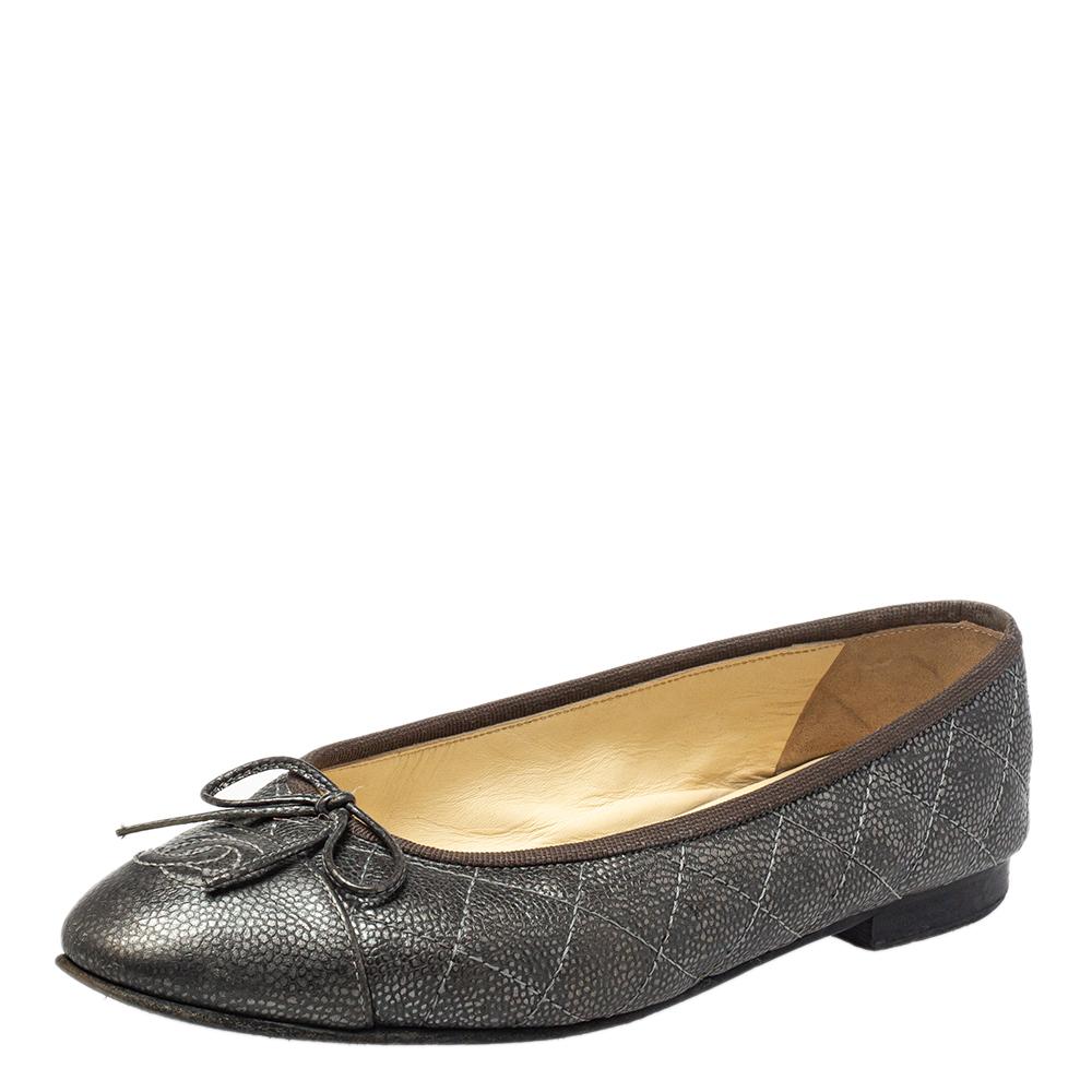 A pair of chic ballet flats for you to elevate your style! These Chanel ballet flats come crafted from quilted leather and feature cap toes with the iconic CC logo detailing and delicate bows on the uppers. They are equipped with comfortable