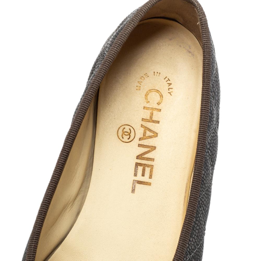 Chanel Grey Quilted Leather Ballet Flats Size 36.5 In Good Condition In Dubai, Al Qouz 2