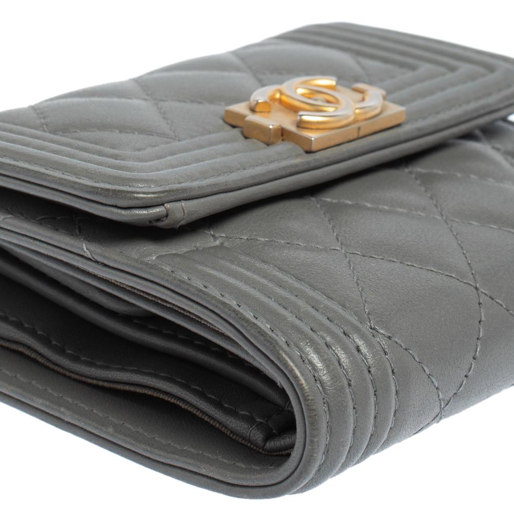Chanel Grey Quilted Leather Boy Card Holder In Good Condition In Dubai, Al Qouz 2
