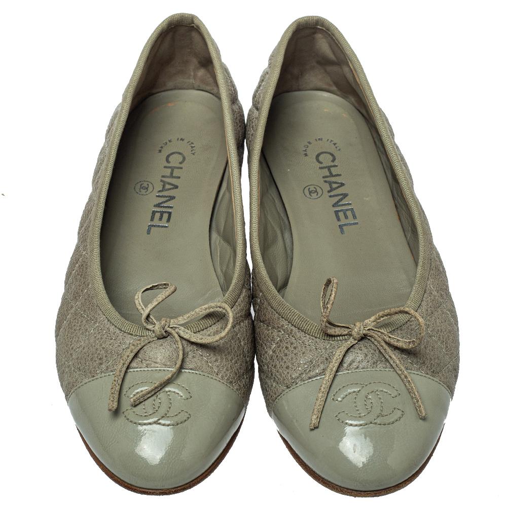 A common sight in the closets of fashionistas is a pair of Chanel ballet flats. They are perfect to wear on busy days and just stylish enough to assist one's style. These are crafted from grey quilted leather and feature the CC logo on the patent