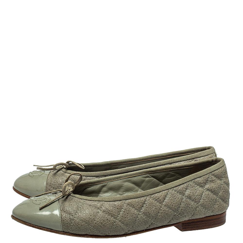 Chanel Grey Quilted Leather CC Bow Cap Toe Ballet Flats Size 38 In Good Condition In Dubai, Al Qouz 2
