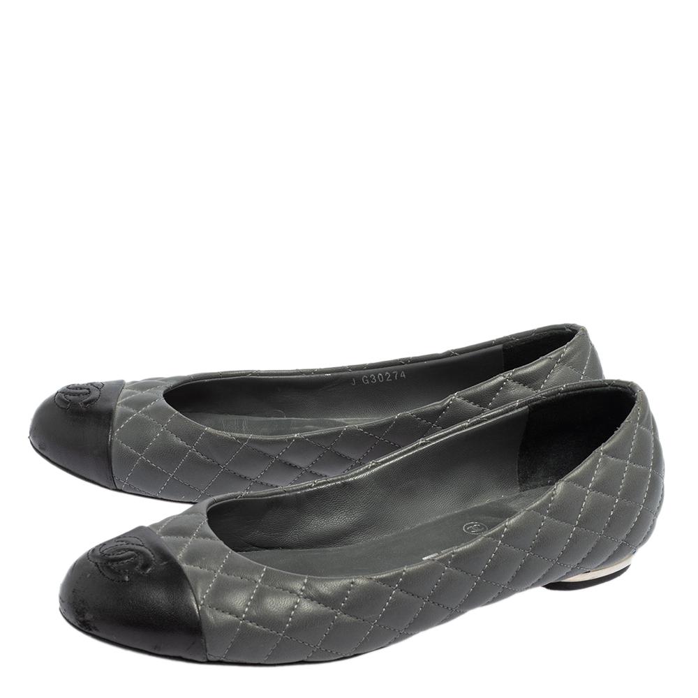 Chanel Grey Quilted Leather CC Cap Toe Ballet Flats Size 36.5 In Good Condition In Dubai, Al Qouz 2