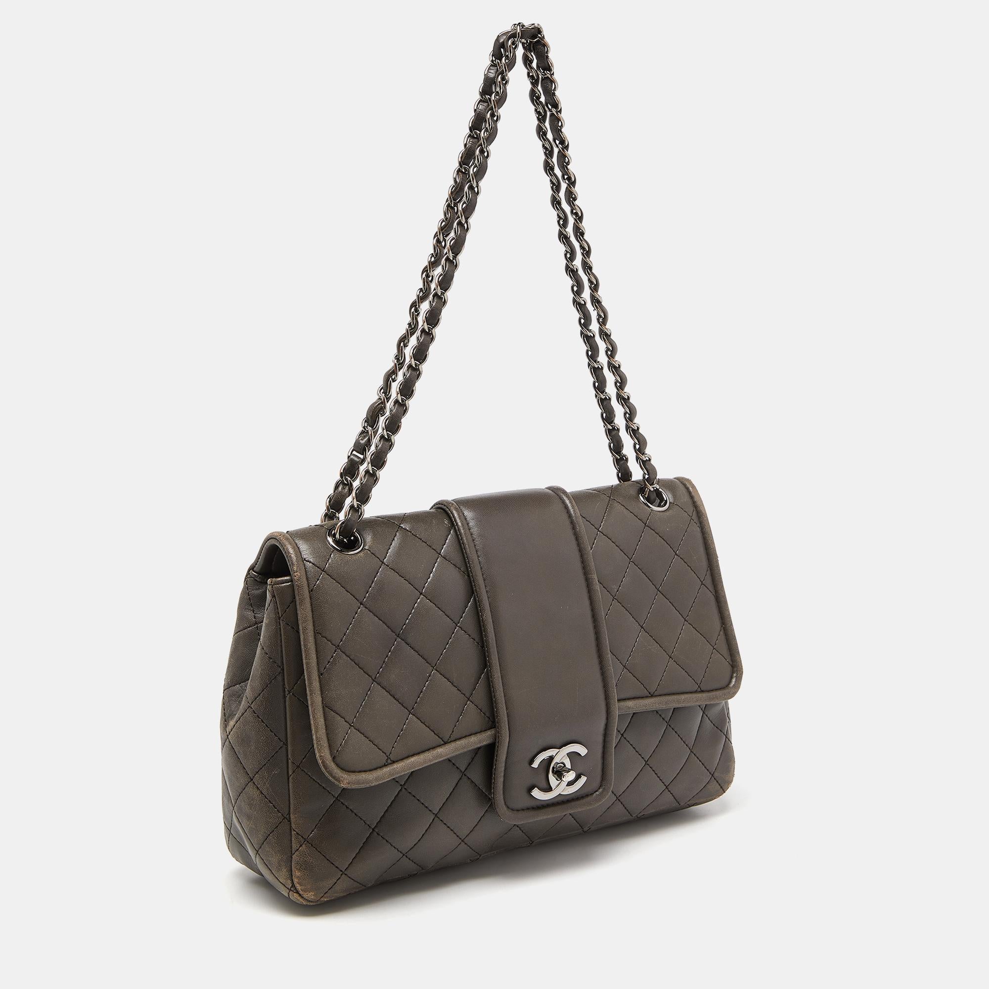 Women's Chanel Grey Quilted Leather Elementary Chic Flap Bag For Sale