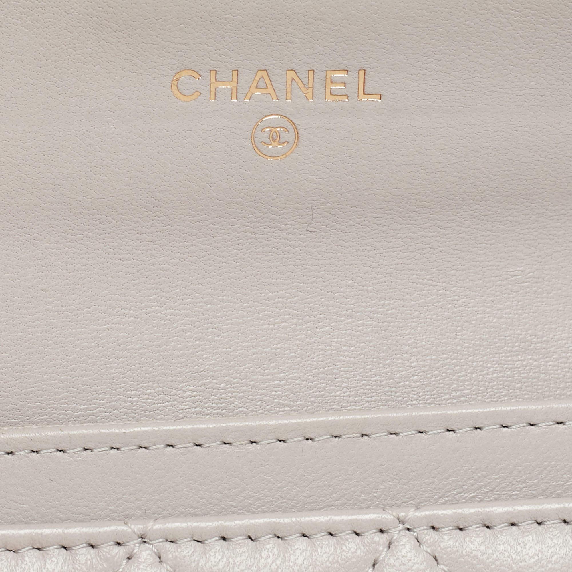 Chanel Grauer gesteppter Kartenetui aus Leder mit Klappe im Angebot 7