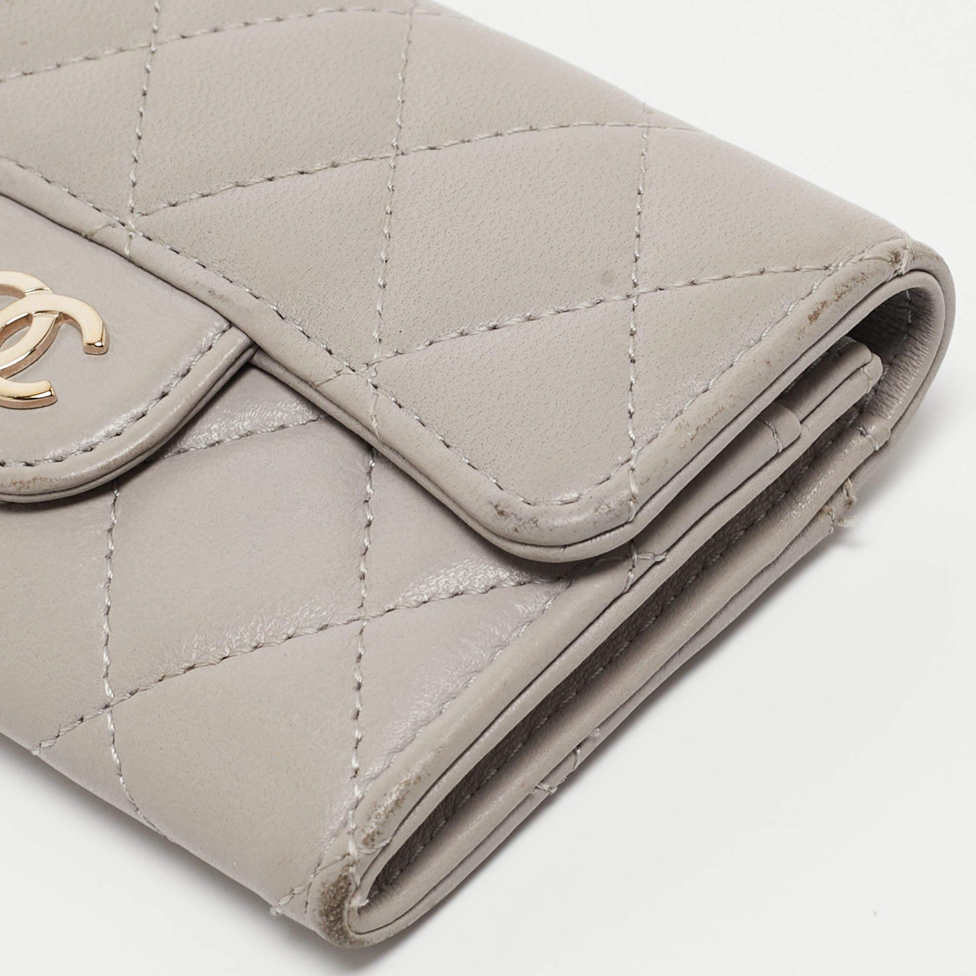 Chanel Grey Quilted Leather Flap Card Holder In Good Condition For Sale In Dubai, Al Qouz 2