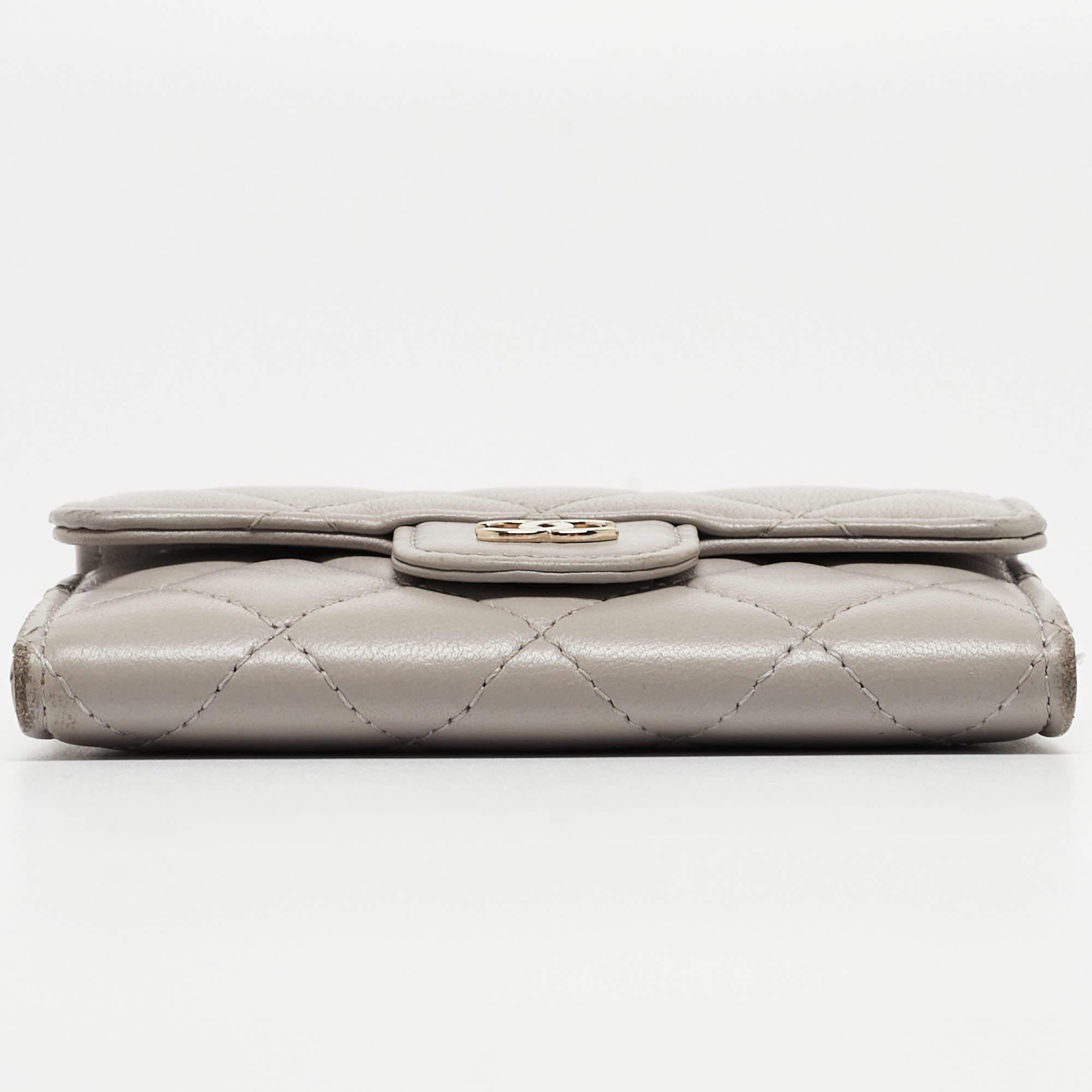 Chanel Grey Quilted Leather Flap Card Holder For Sale 2