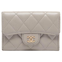 Chanel - Porte-cartes à rabat en cuir gris matelassé