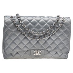 Chanel Graue Maxi Classic-Tasche aus gestepptem Leder mit einer Klappe