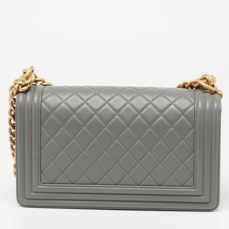 The Boy flap bag is an icon of Chanel's. Here is a version in grey quilted leather. It brings the signature element with the iconic CC lock on the flap. The piece has gold-tone hardware and a shoulder chain link to place on your shoulder or across