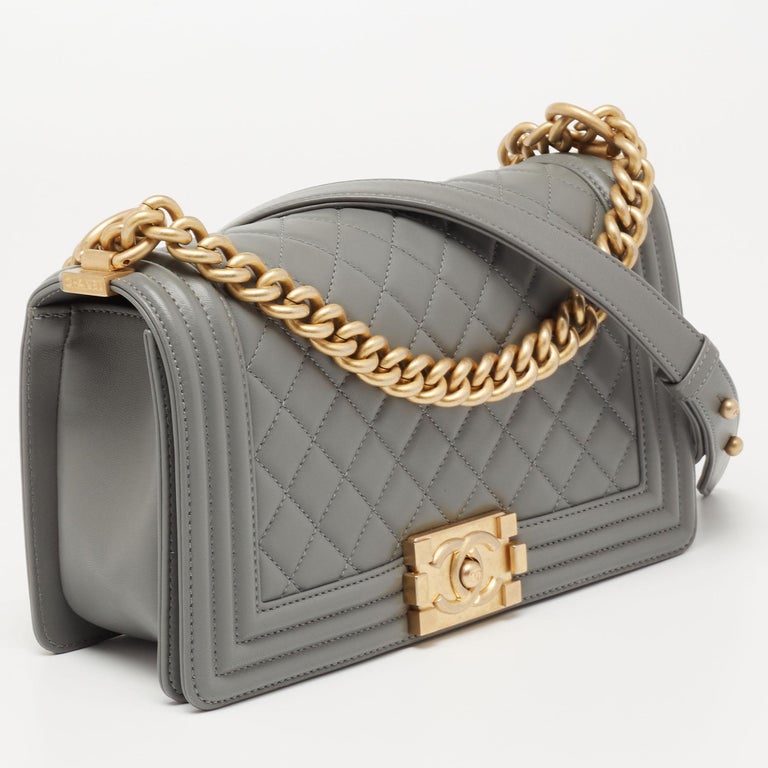Chanel Grey Quilted Leather Medium Boy Flap Bag In Good Condition For Sale In Dubai, Al Qouz 2