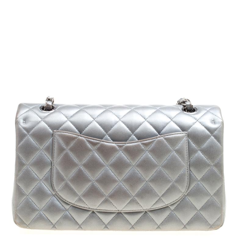 We are in absolute awe of this Classic Double Flap bag from Chanel as it is appealing in a surreal way. Crafted from leather it features the iconic quilted pattern. It has a chain and leather interwoven strap along with the CC twist lock closure in