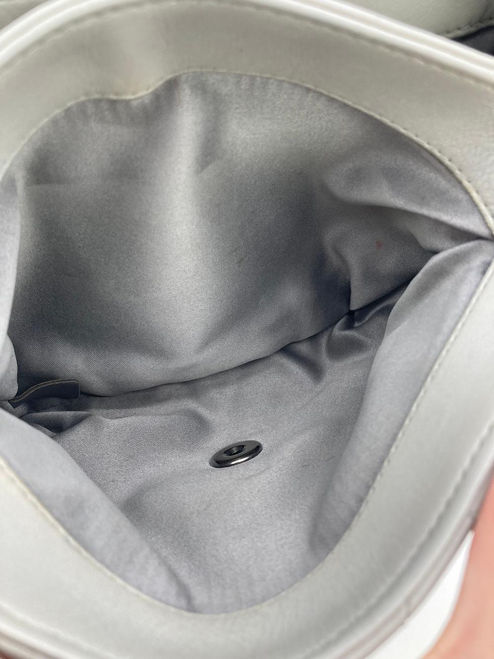 Mini borsa a fisarmonica in pelle trapuntata grigia di Chanel 5