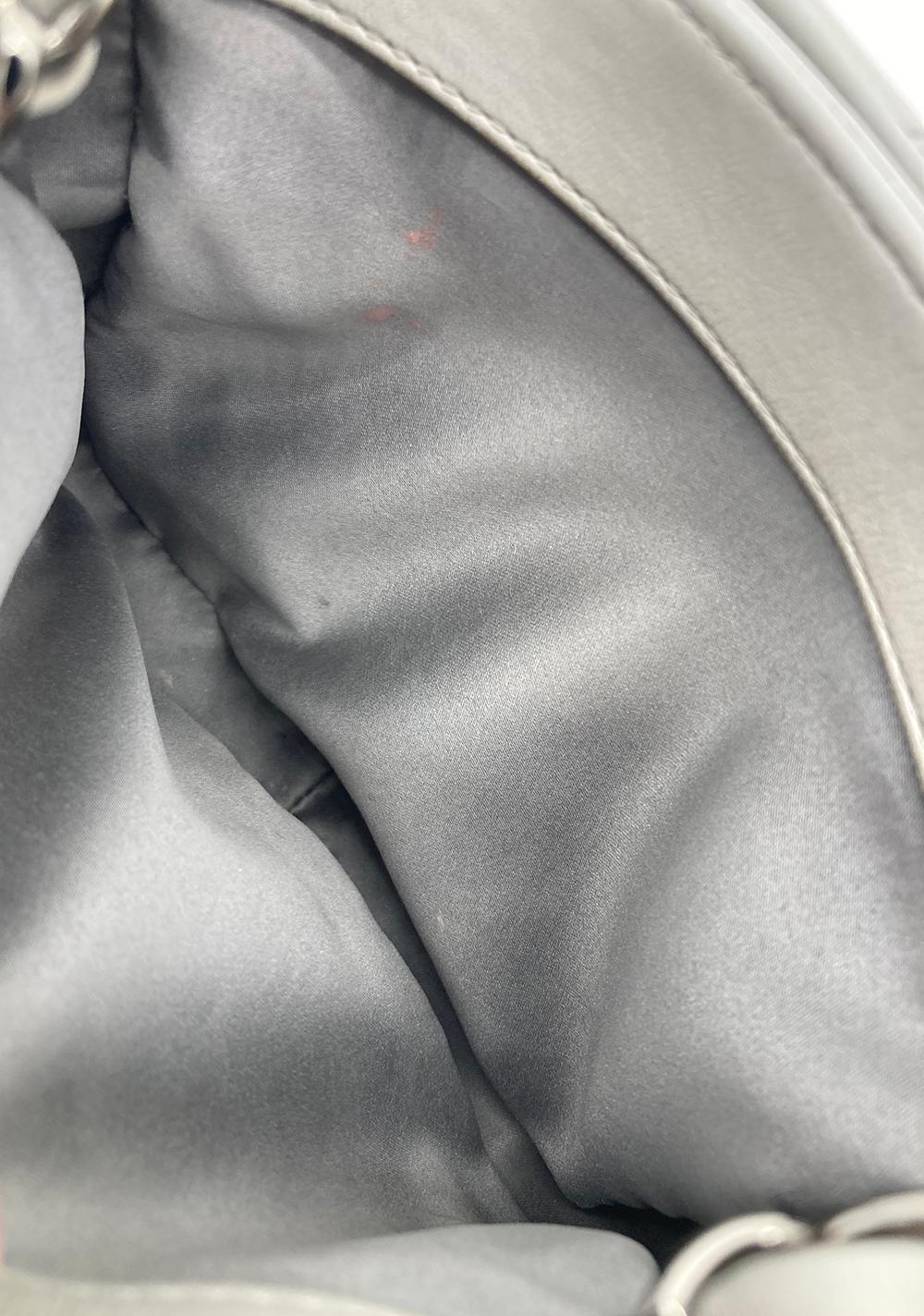 Mini borsa a fisarmonica in pelle trapuntata grigia di Chanel 6