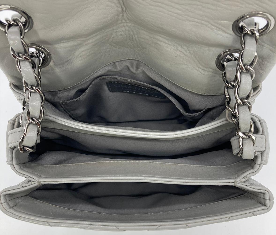 Mini borsa a fisarmonica in pelle trapuntata grigia di Chanel 2