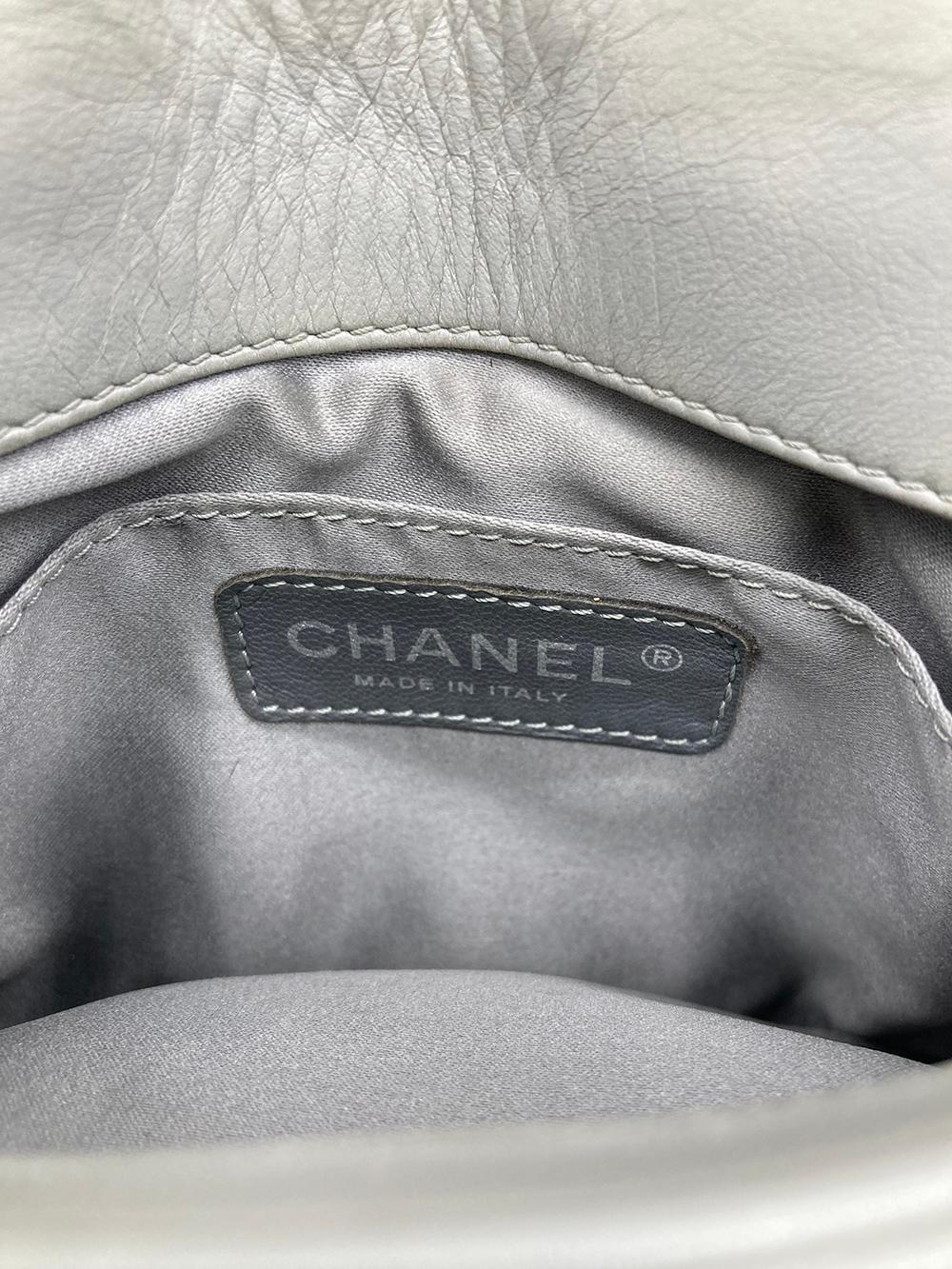 Mini borsa a fisarmonica in pelle trapuntata grigia di Chanel 3